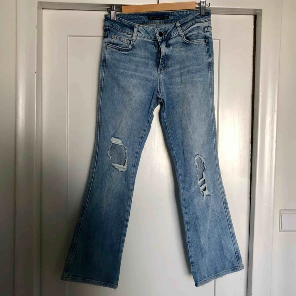 Ljusa blå kick flare jeans ifrån Zara med hål på. Använda en gång. Sitter bra. Stretchiga. Kan mötas upp eller skicka för 50kr.😊. Jeans & Byxor.