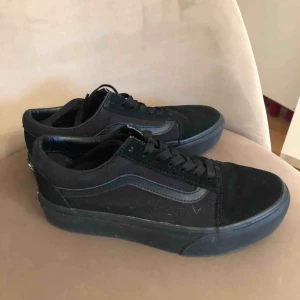  - Säljer dessa nästan nya skor pga det passar inte min stil längre! Köpta för några månader sen och nu behöver dem en ny ägare! Obs dem är plattform!