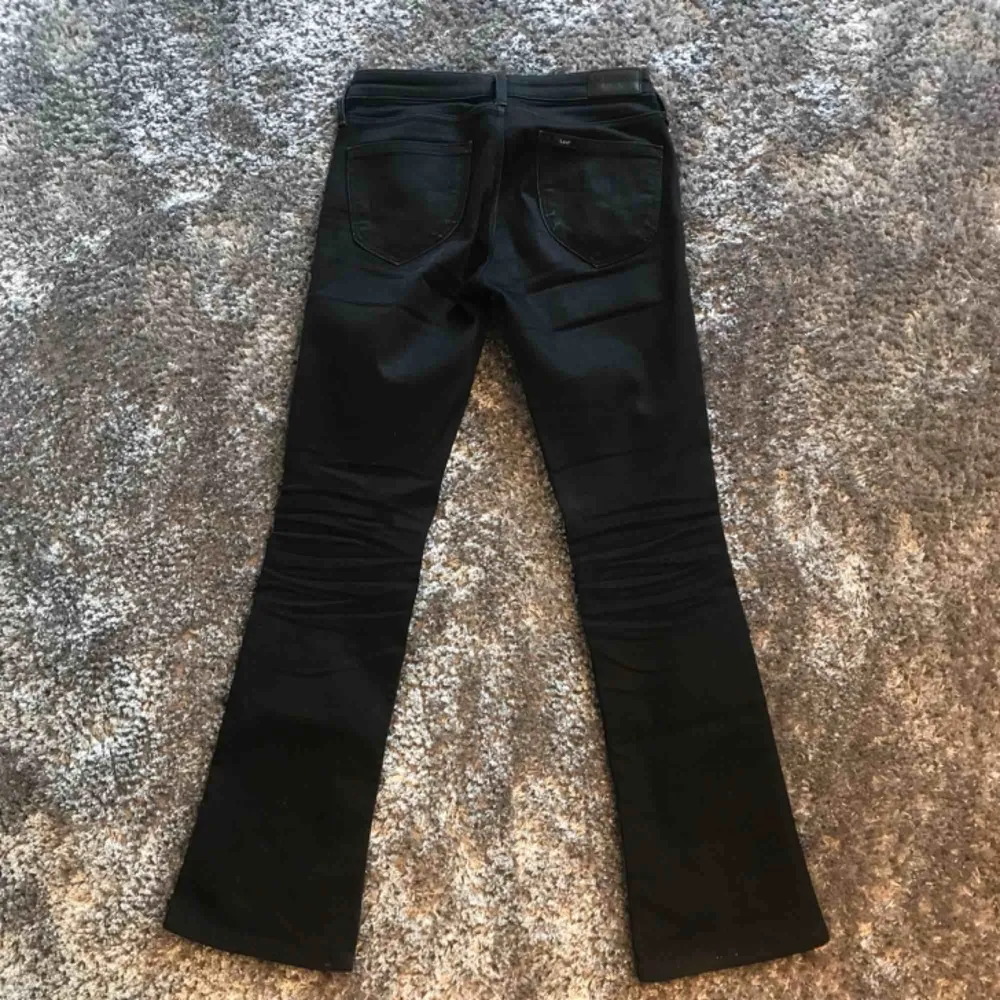 Ett par svarta bootcut jeans från Lee. Modell EMELLE  Storlek 26 i midjan. De är uppsydda för mig som är 158 cm men de är lite för korta så skulle säga att de passar någon som är ca 155 cm lång.   Normalt använt skick. Frakt på 60 kr tillkommer. Jeans & Byxor.