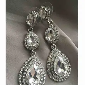 Säljer nu dessa eleganta örhängena helt nya i sin förpackning.  Färg: Silver  Längd: 6 cm Originalpris : säljes för ca 299-399:- beroende på vilken bröllops och festklänningsbutik / online smyckesbutik man väljer ifrån. 
