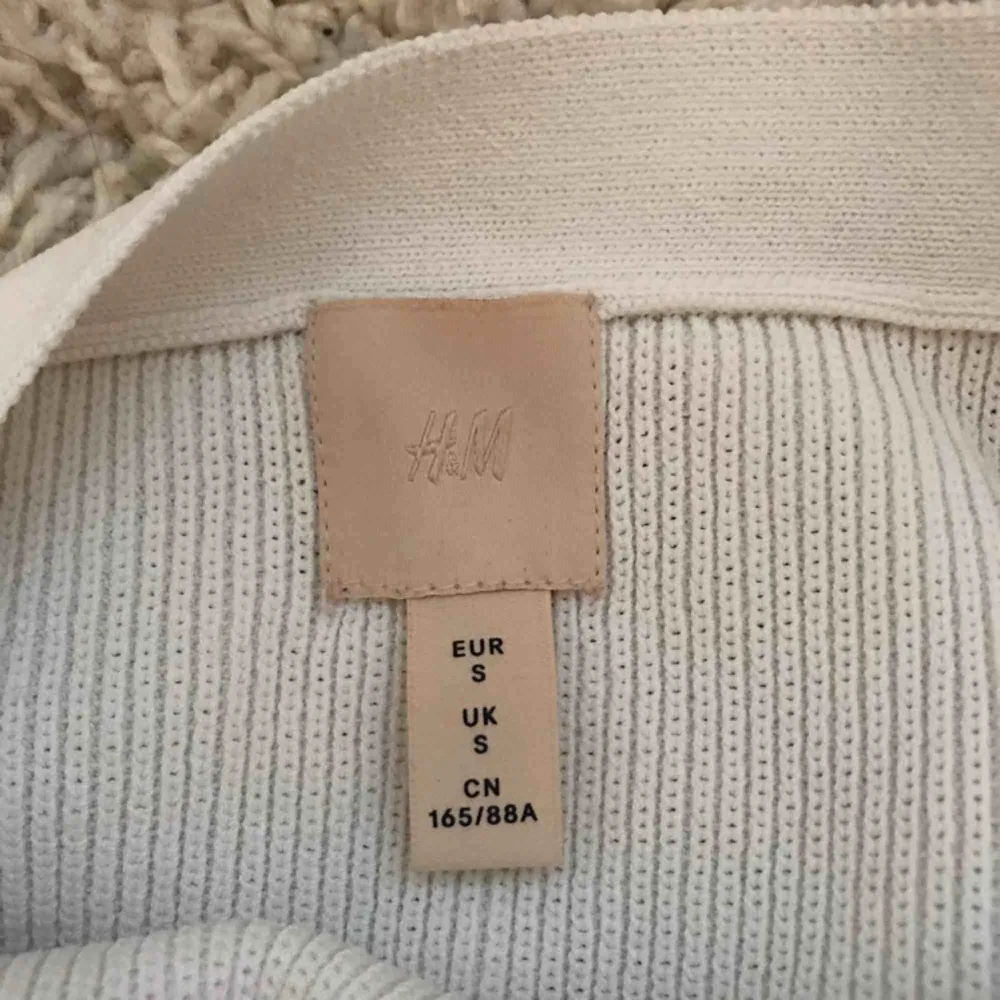 Jättefint linne från H&M. Bra kvalitet, använd en gång! Möts upp i Stockholm annars står köpte för frakt! . Toppar.