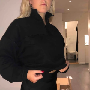  - Säljer mi supersnygga tröja från weekday, den är oversize! Köparen står för frakten :)