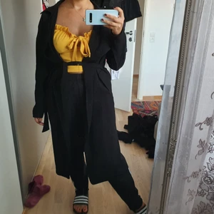  -  Svart  Trenchcoat från Bikbok, använt cirka 10 gånger men jätte fint skick 