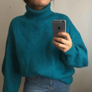  - STOR blå stickad polo-tröja från HM, oversized 