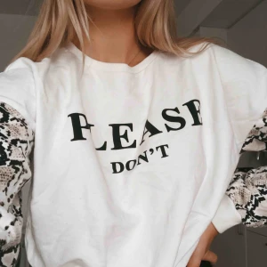  - Tröja med texten ”please don’t” på framsidan och ärmar med ormskinnsmönster. Sparsamt använd. Dock med en liten fläck på framsidan som inte gått bort. Syns dock knappt.