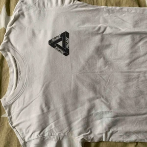  - T-shirt från Palace Skateboards. lite urtvättad och missfärgad därför lågt pris, ser och sitter fortfarande bra ut dock. Passar S/M