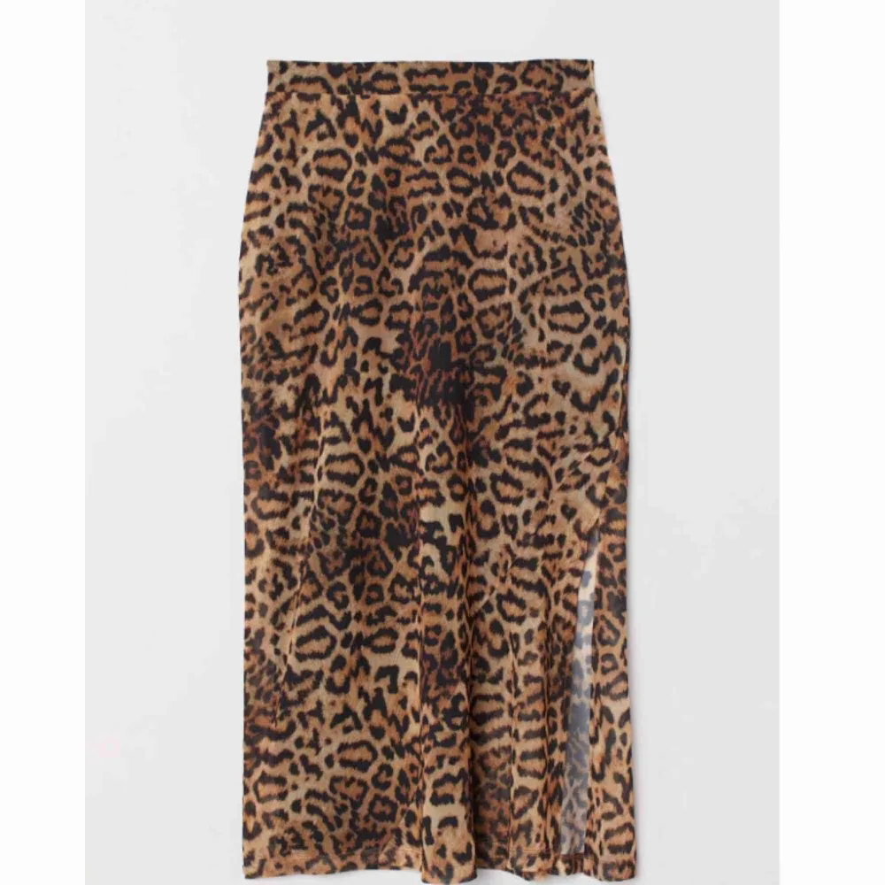 Leopard kjol med slit! Endast använd några gånger :) frakt på 20kr tillkommer!. Kjolar.