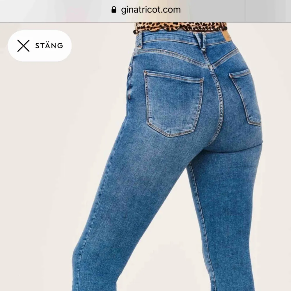 Oanvända Gina curve jeans från ginatricot. Köpa för 499 kr säljes för 150 kr + 42 kr frakt . Jeans & Byxor.
