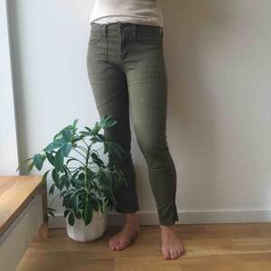 Snygga cammo/militärgröna jeans från BDG (urban outfitters). Aldrig används. 