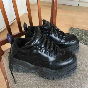  - Svarta eytys angel, storlek 36. Använda en del förra hösten/vintern. Kan mötas upp i Göteborg annars står köparen för frakt🥰