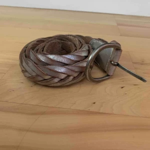  - Silvrigt skärp från hollister.