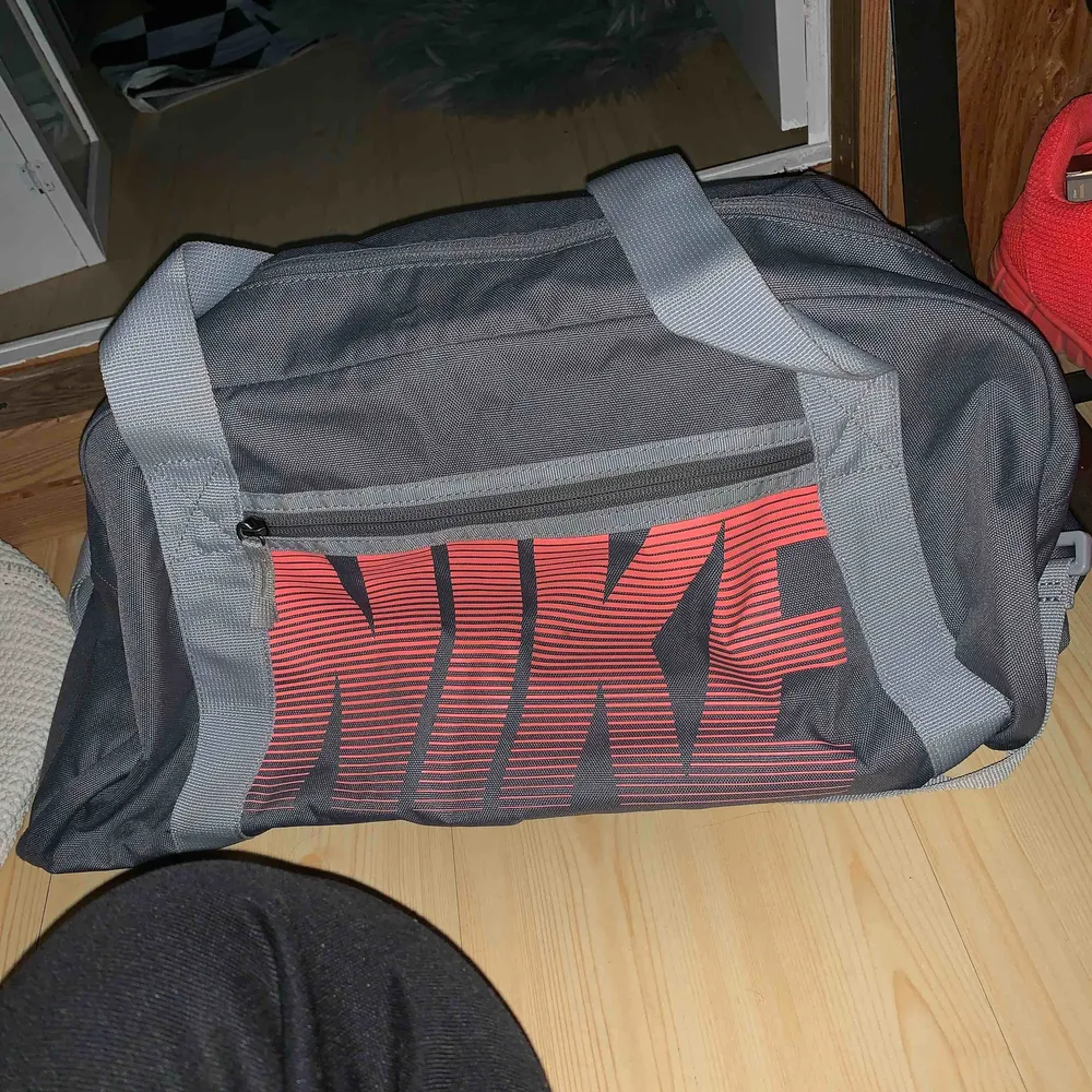 Nike tränings gym bag använd max 5 gånger! I nytt skick! Nypris 300kr. Väskor.