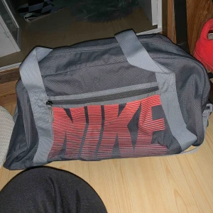  - Nike tränings gym bag använd max 5 gånger! I nytt skick! Nypris 300kr