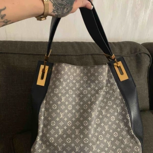  - Vintage, äkta Louis Vuitton. Köptes för 8800 för 3 månader sen. Ingen skada. Har kvitto osv