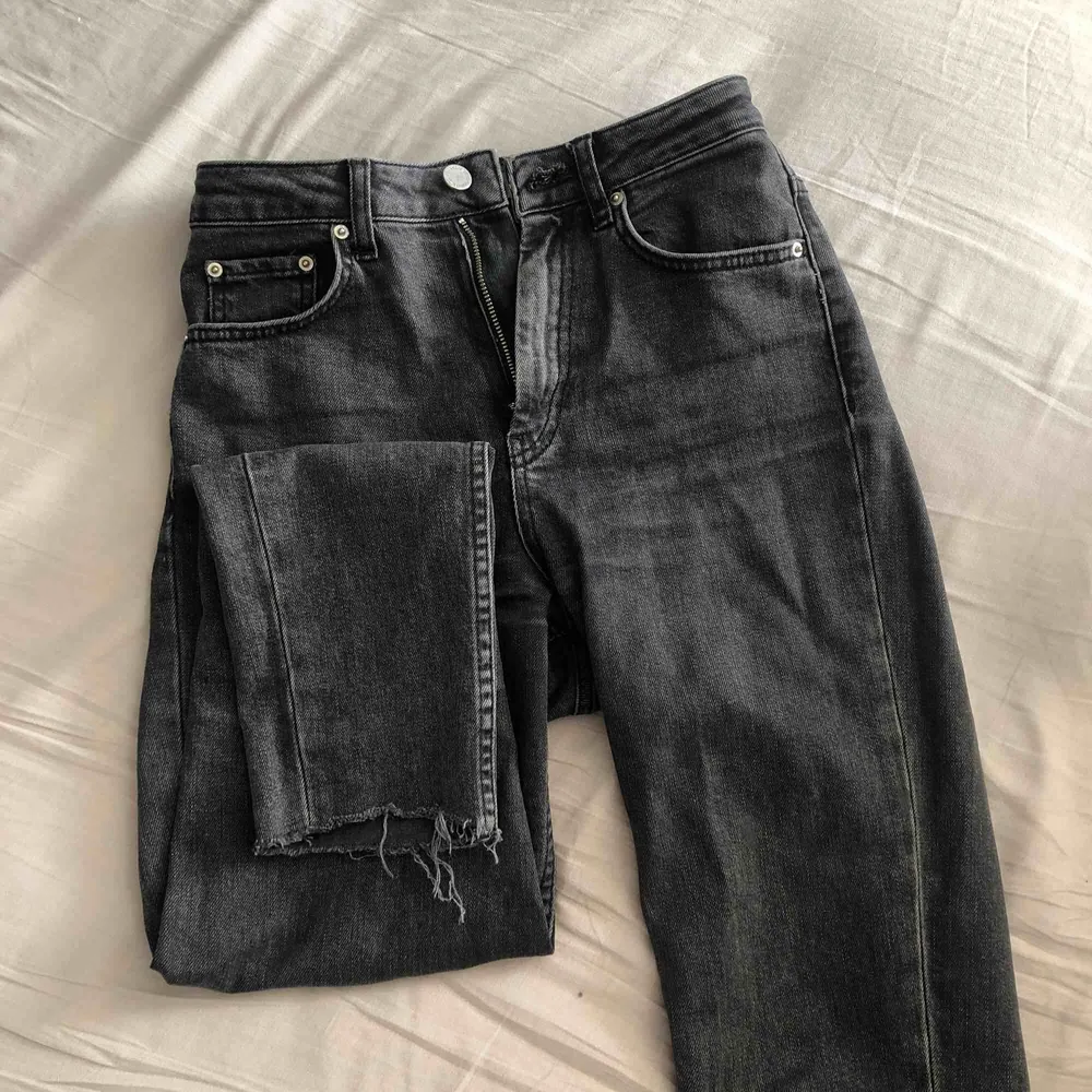 Svarta lite halvgrå/stentvättade jeans, avklippta vid anklarna, bra skick! Säljs pga för tajta för min smak. Jeans & Byxor.