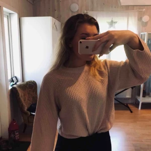  - Stickad rosa tröja ifrån Gina ✨ lite urtvättad men annars en väldigt användbar tröja 