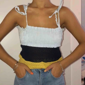  - Topp från Zara, virkat material nedanför bröstpartiet 