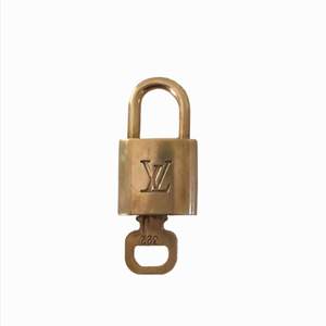 Louis Vuitton lås som sitter orignalt på väskor. Skick se bild. Väldigt trendigt att sätta låsen på halsband.