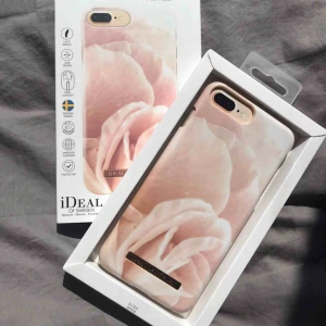  - Aldrig använt, av Therese Lindgren kollektionen Kostar 399kr på hemsidan mitt pris är 299kr Funkar till iPhone 6 Plus, 7 plus och 8 plus Frakten är inte inkl i priset!😊