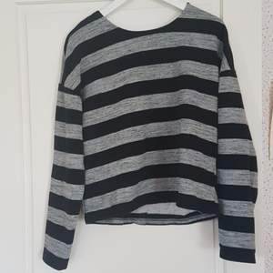 En gråa/svart randig tröja med knappar i ryggen. Har använts mycket men är i mycket bra skick. Kan mötas upp i Norrtälje eller Uppsala annars står köparen för frakten.