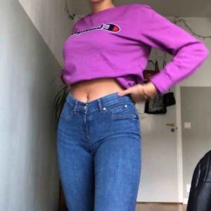  - Jätte fina märkblåa jeans från gina tricot i modellen alex, tajta hela vägen💞 aldrig använda