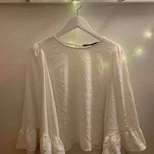  - Säljer denna super söta blus från zara! Frakt tillkommer, (kan strykas innan leverans)✨