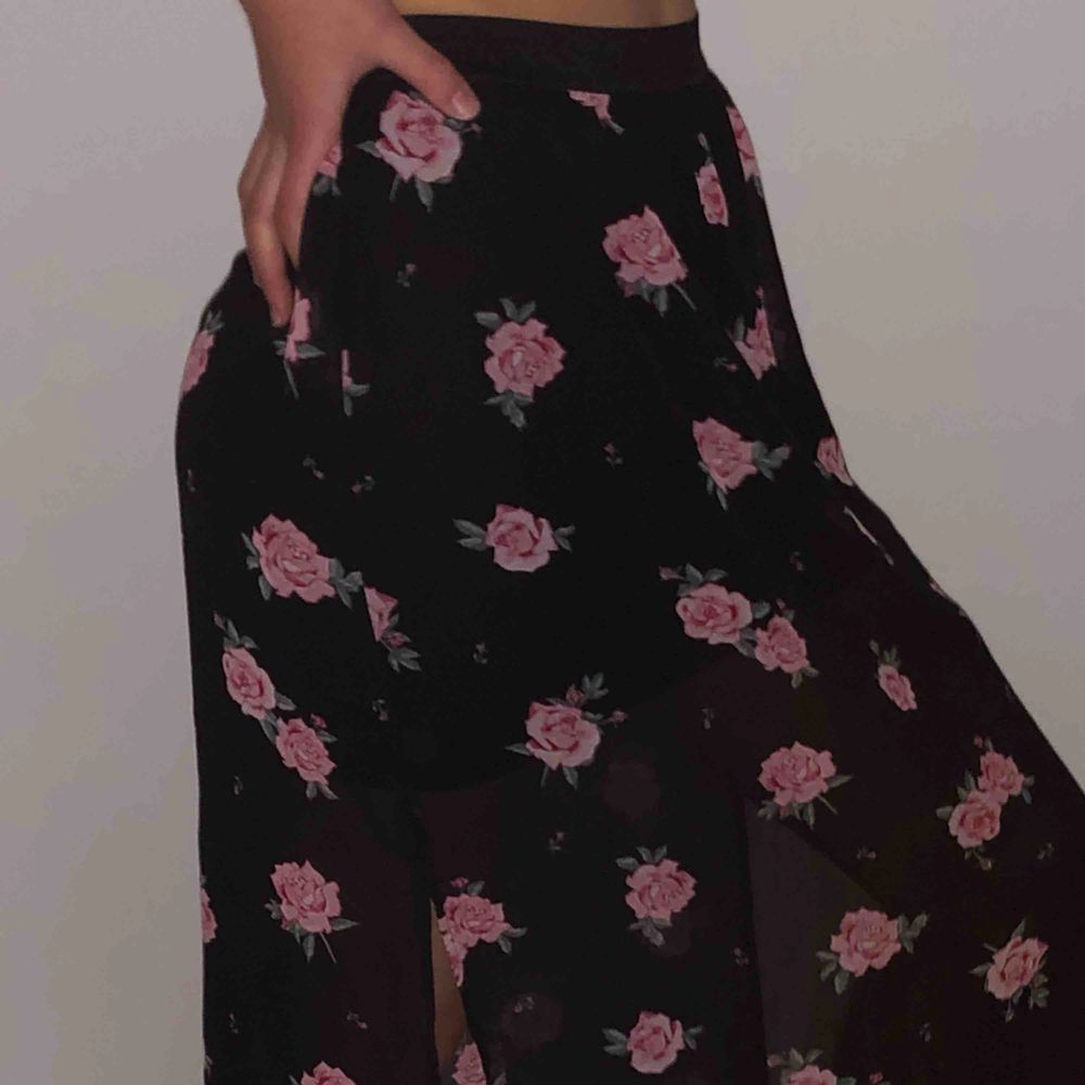 Lång fin blommig kjol använd 2 gånger mycket bra skick. Kjolar.