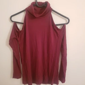  - Polo, tröja med bar axel. Vinröd. Skick: Använt 2-3 gånger. (+ 36kr frakt)