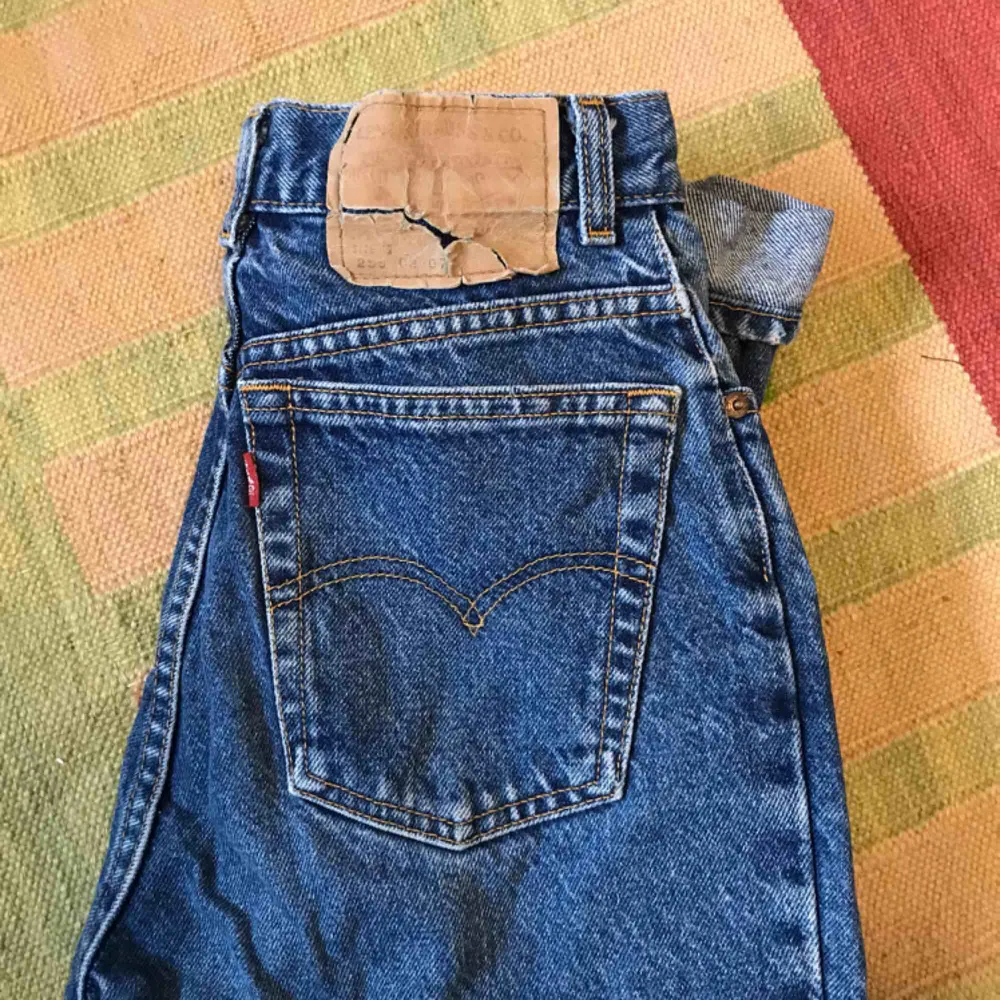 Levis jeans köpta second hand!! Möts gärna upp på vardagar men annars står köparen för fraktkostnad 🥰 De är alltså strlk 12 vilket motsvarar typ S. Jeans & Byxor.