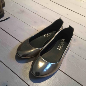  - Guldiga glansiga ballerinaskor från Even&Odd, köpta på Zalando för ca 400 kr. Använda en gång så i perfekt skick. Storlek 39