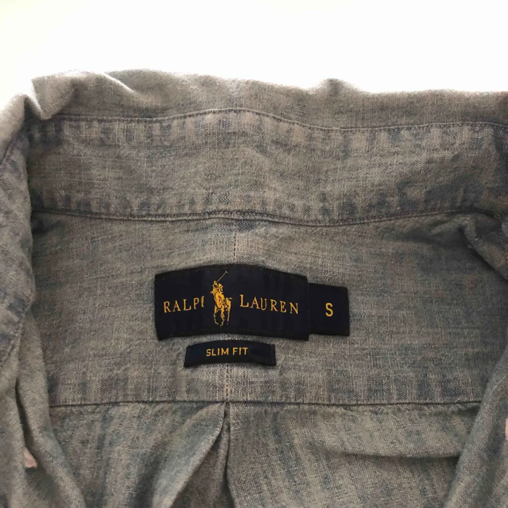 Tunn jeansskjorta från RL i slim fit. Använd endast ett par gånger och är i nyskick. Hämtas i Malmö eller skickas mot frakt.. Skjortor.