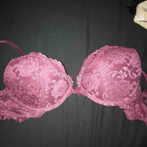  - Jättteeeesnygg bh med lila/vinrött spets
