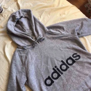  - Hoodie i mycket bra skick, använd kanske 5 gånger 