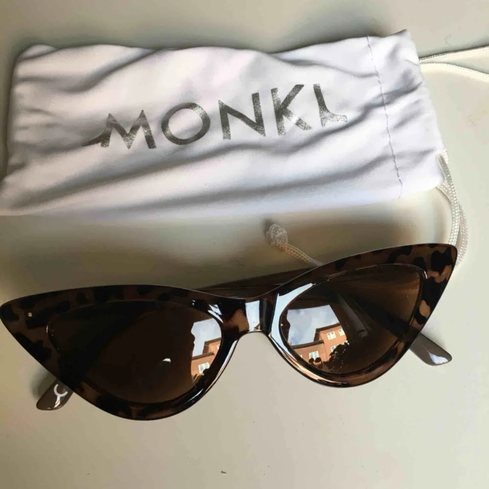 Monki solglasögon, bra skick och inga repor!. Accessoarer.