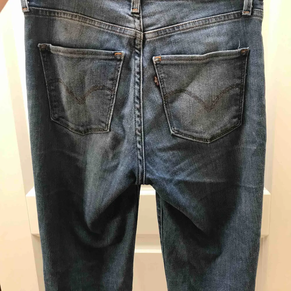 Ett par High Rise Skinny Levis byxor i mycket bra skick. Sälje pga för små. Frakt tillkommer.. Jeans & Byxor.