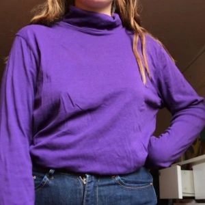  - Säljer denna lila polotröjan köpt på humana!💜