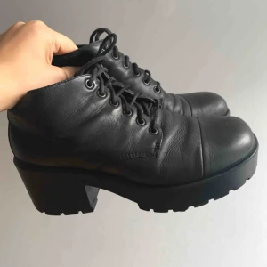  - Favoritskorna söker nytt hem! Väl använda, snöre behöver bytas (se bild). Köpare står för frakt.