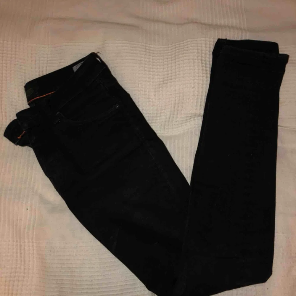 Ett par helt svarta Crocker jeans. Demens använda men dem är som nya utan skador eller något sånt. Dem är skinny fit och rätt så stretchiga så att dem kan stretcha ut i midjan och är riktigt bekväma.. Jeans & Byxor.
