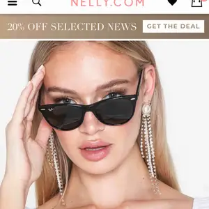 Fina raybans i färgen på andra bilden och modellen på bilderna. Är överlag i bra skick har fåtal repor på glaset. 