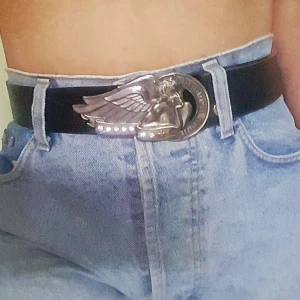  - Skitsnyggt skärp. Frakt tillkommer på 27 kr. 