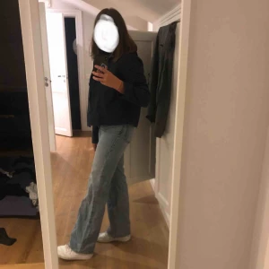  - Dags för mig att sälja mina absoluta favoritjeans då de har blivit för små (strlk 24, men känns som strlk 25) 😢 Jeansen passar till alla tillfällen och är jättesköna. Kommer från monki och är modellen Yoko🥰💓 fråga för fler bilder! 