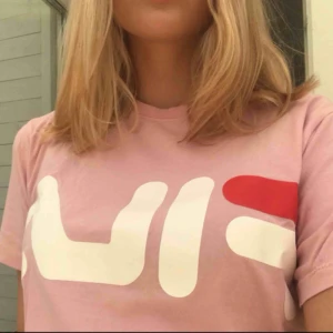  - Fila t-shirt i bra skick, köpt på Junkyard för 299kr. Använd endast ett fåtal gånger. Passar nog även M men då blir passformen lite tightare. (Har även en likadan fast i grå)