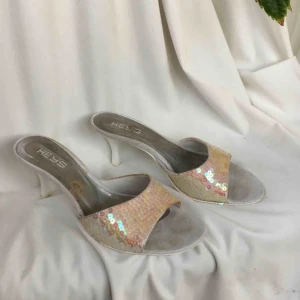  - Skitsnygga klackar köpta på humana. Köparen står för frakt🍒💞