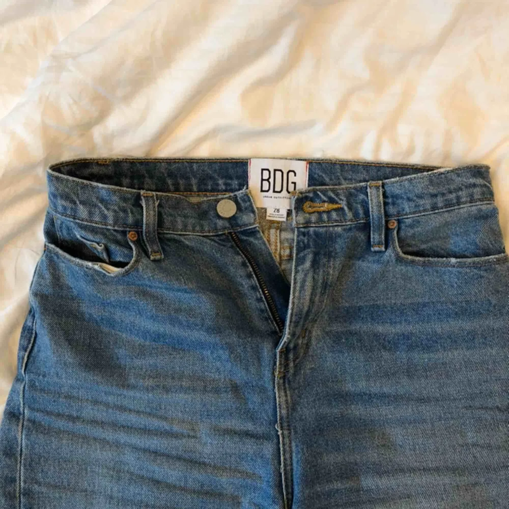 Det är dags för dessa underbara jeans att få en ny ägare då jag ej längre får användning för dem! Supersnygga från Urban Outfitters, använda ett antal gånger men är i gott skick.. Jeans & Byxor.