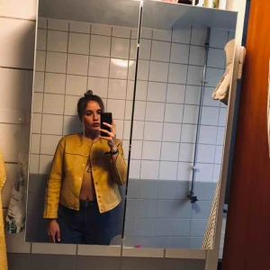  - Mocka jacka från zara, knappt använd men måste sälja mycket av mina kläder pga flyttar utomlands.