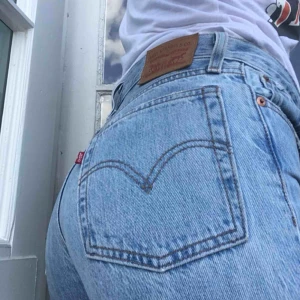  - Intressekoll på mina ABSOLUTA favoritjeans då jag kanske inser att de är snäppet försmå. Så flattering! Modell: wedgie straight. Kortare i modellen eftersom de är ”tapered leg”. I skick 10/10 då jag tagit väldigt väl hand om dem. Nypris: 1200