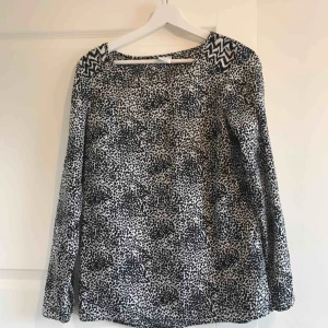  - Storlek S, Prickig/leopardmönstrad blus från Vero Moda, nyskick