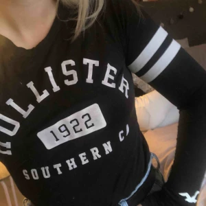  - Söt långärmad tröja från Hollister. Använd ett fåtal gånger därav priset. 