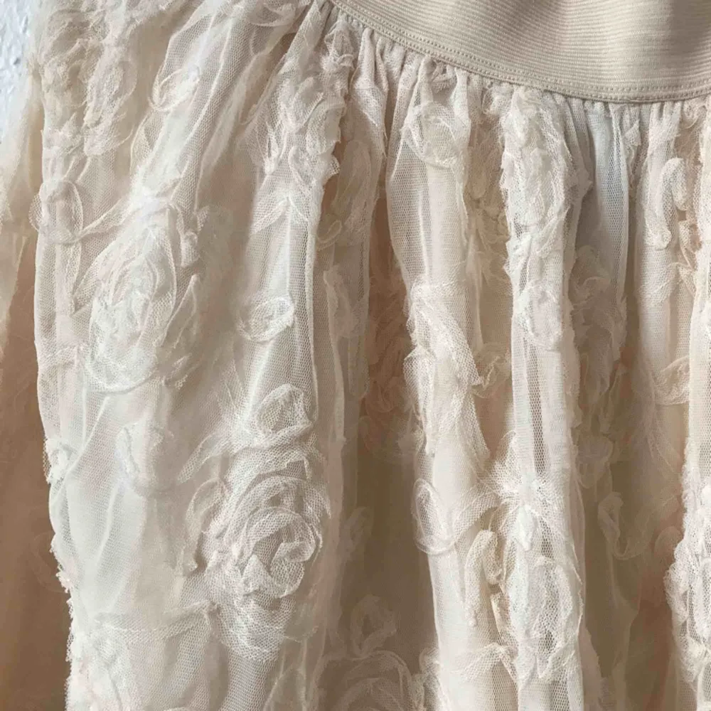 Fin kjol från H&M, sparsamt använd! Frakt: 59kr. Kjolar.