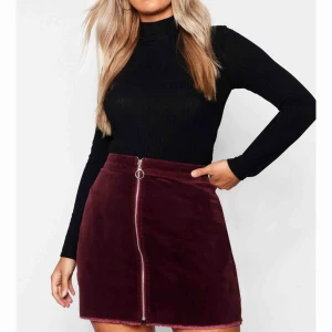  - Vinröd kjol från boohoo, aldrig använd endast provad. Tyget är manchester ish, med lite mer jeanskänsla, dragkedja på framsidan. Säljer oga gillar inte hur den sitter på mig bara. Köparen betalar frakt på 30 kr! 🥰